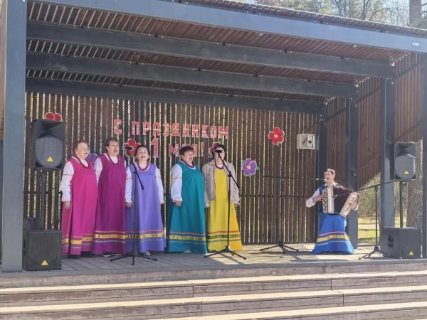 Под небом первомая
